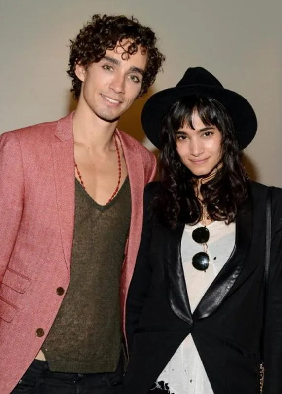 Robert Sheehan with his girlfrie