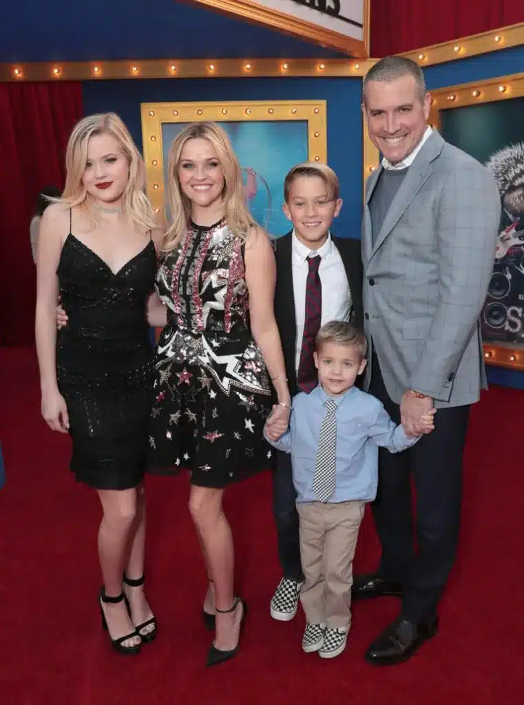 Ava Phillippe Reese Witherspoon Deacon Phillippe Tennessee James Toth and Jim Toth at the premiere of Sing on December 3 2016