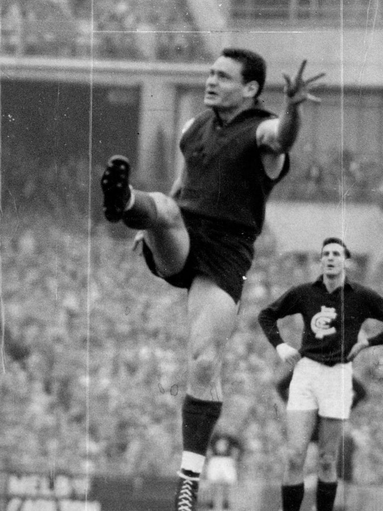 Barassi kicks in the 1959 semifinal against Carlton