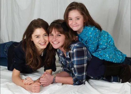 natalia dyer with sisters pic